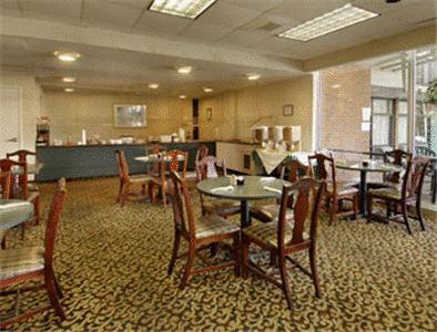 Howard Johnson Inn & Suites Columbus Restoran gambar
